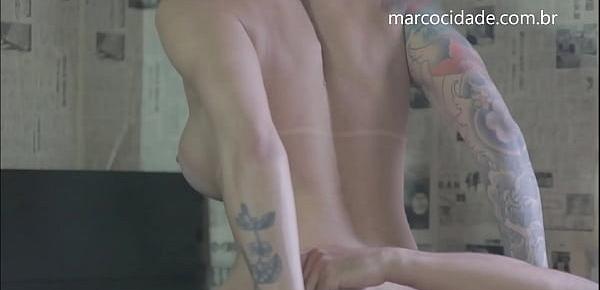  Filme - Casais Ousados - Putinha tatuada da gostoso para o namorado - Barbara Inked - Tony Tigrão -Completo no Red